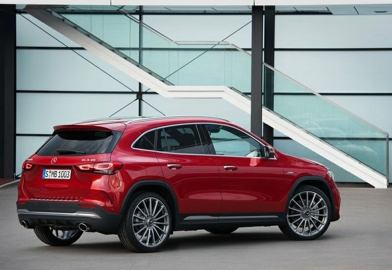 Mercedes-AMG GLA 35 arka üç çeyrek görünümü ve GLA 35 rozeti