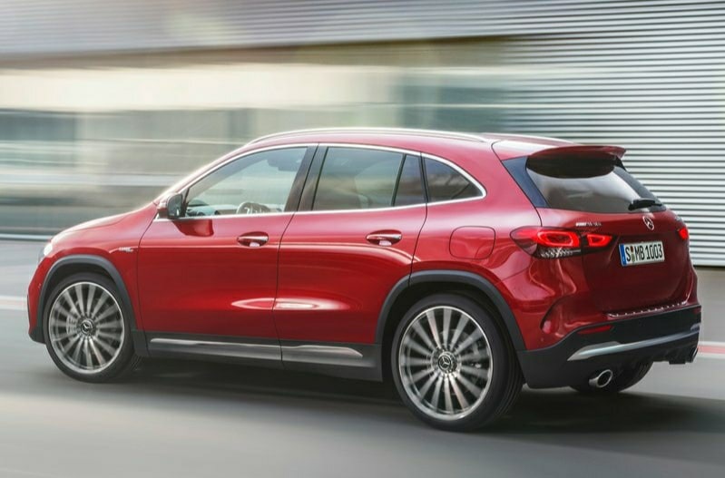 Mercedes-AMG GLA 35 arka üç çeyrek sürüş görünümü