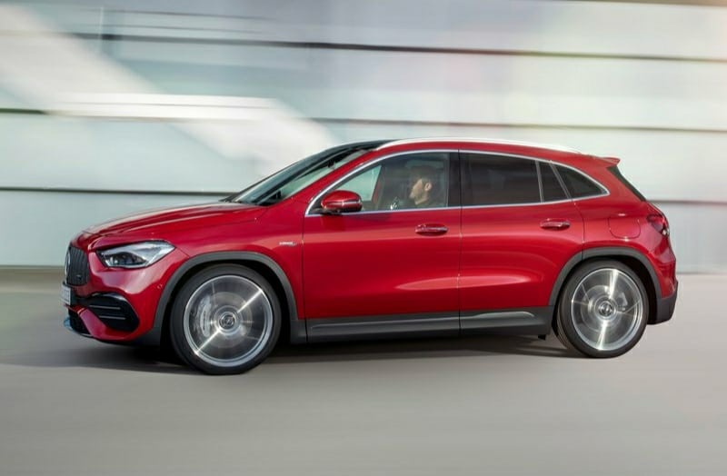 2021 Mercedes-AMG GLA 35 yan profil sürüş görünümü