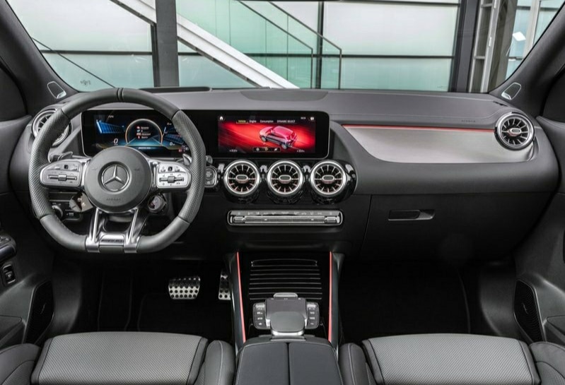 Mercedes-AMG GLA 35 dijital gösterge paneli ve MBUX ekranı