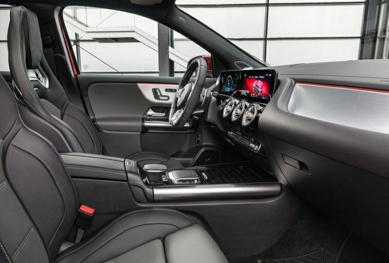 Mercedes-AMG GLA 35 ön koltuklar ve ön konsol görünümü