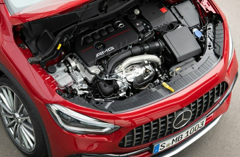 Mercedes-AMG GLA 35 AMG kapaklı turbo motor bölmesi