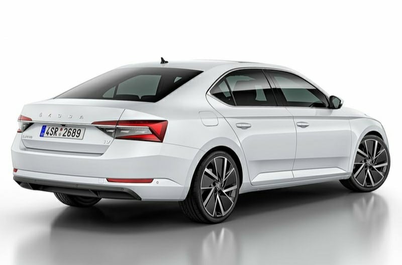 Beyaz Skoda Superb stüdyo ortamında arka yan görünümü