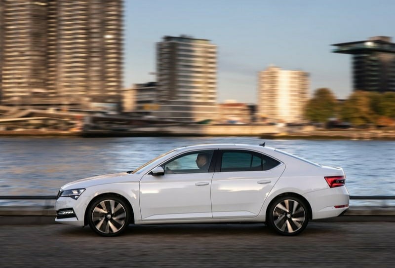 2023 Skoda Superb sayfasında beyaz Superb yan profili