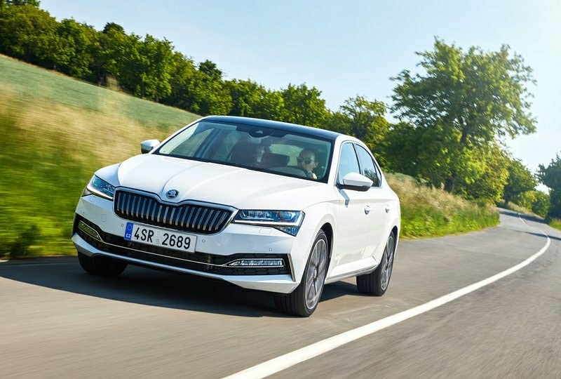 Beyaz Skoda Superb hareket halinde ön bölüm görünümü
