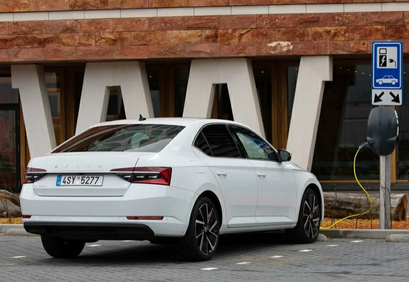 Beyaz Skoda Superb park halinde arka bölüm görünümü