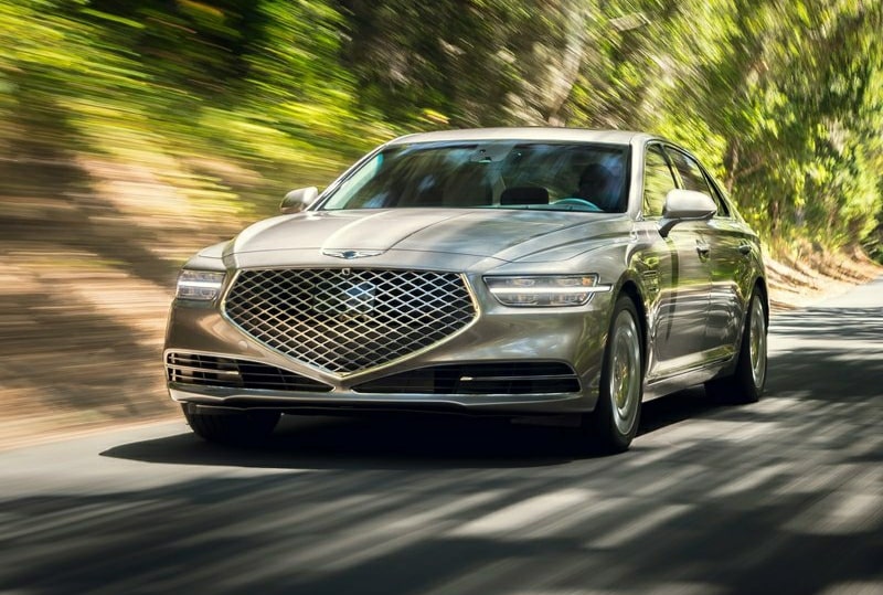Genesis G90 yan profil görünümü