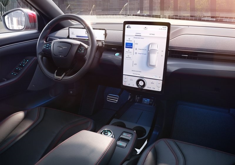 Mustang Mach-E kokpitinde direksiyon dijital gösterge ve dikey multimedya ekranı