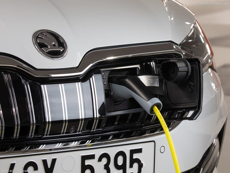 Superb iV plug-in hibrit görünümü