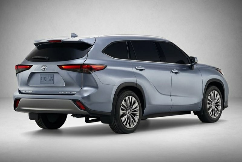 Toyota Highlander arka üç çeyrek görünümü