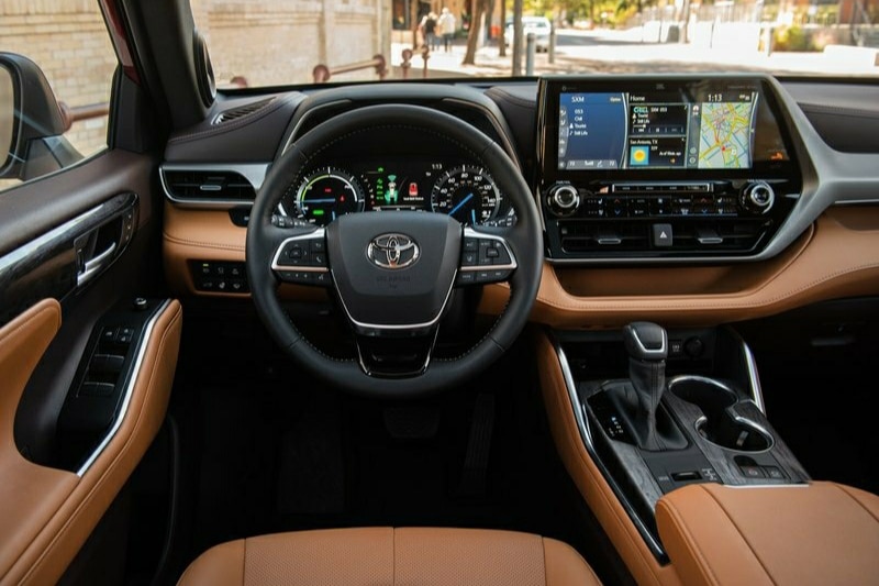 Toyota Highlander kokpit ve multimedya ekranı