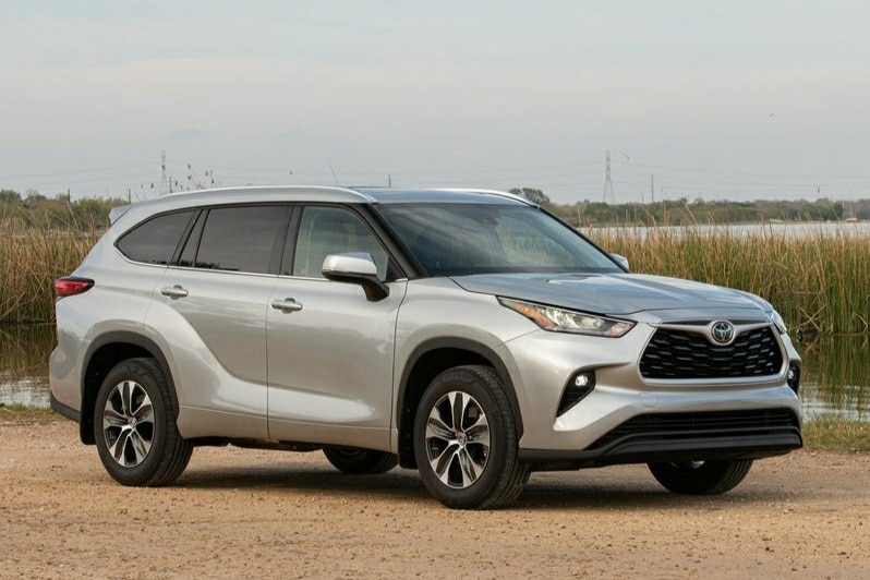 2020 Toyota Highlander ön üç çeyrek dış görünümü