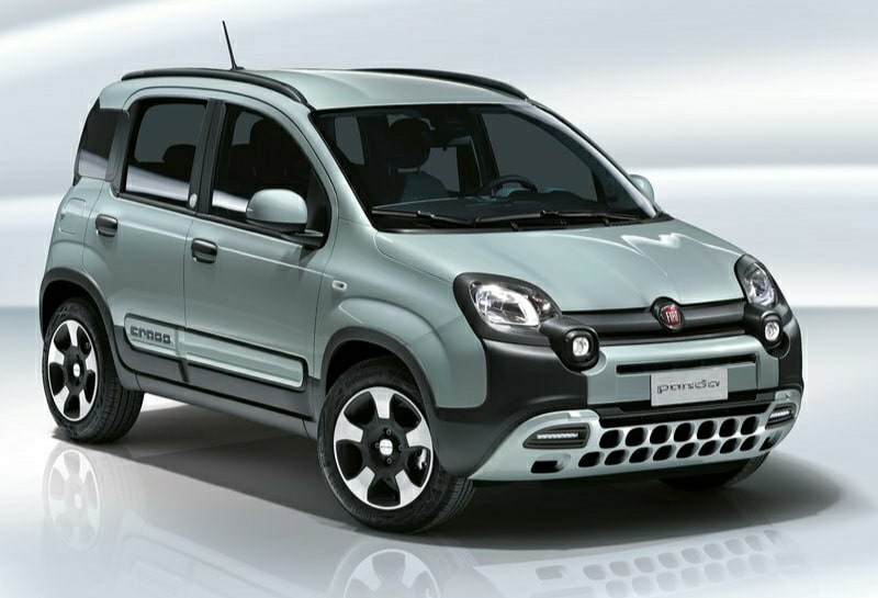 Açık renk Fiat Panda ön ve yan gövde stüdyo çekimi