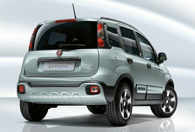 Fiat Panda arka gövdesi ve Hybrid bagaj kapağı rozeti
