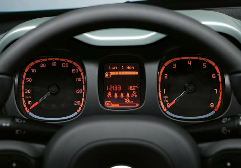 Fiat Panda analog gösterge paneli ve orta bilgi ekranı