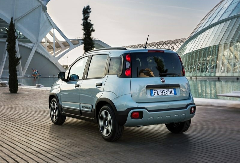 Açık renk Panda Hybrid arka gövdesi ve dikey stop lambaları