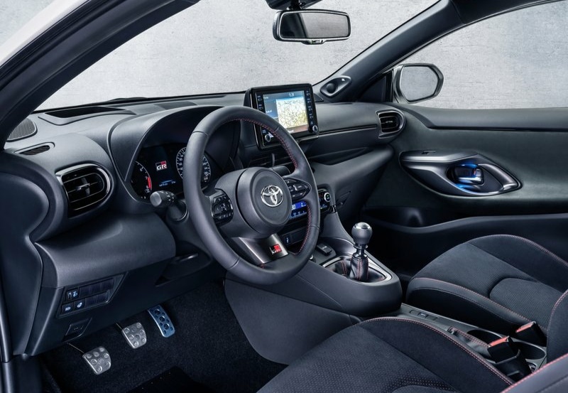 GR Yaris manuel şanzımanlı sürücü kabini