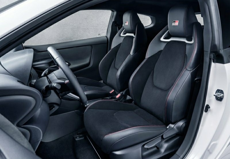 GR Yaris ön spor koltukları