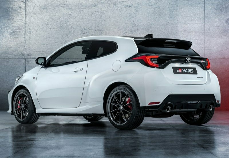 GR Yaris arkadan üç çeyrek görünüm