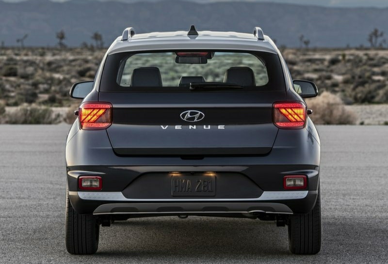 Hyundai Venue arkadan tam görünüm