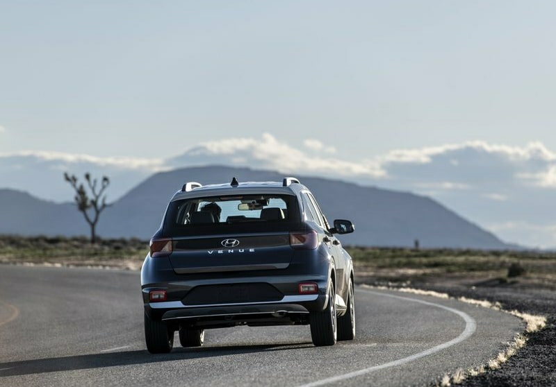 Hyundai Venue yolda arkadan görünüm