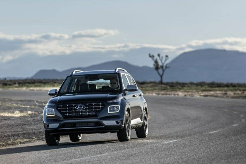 Hyundai Venue yolda önden görünüm