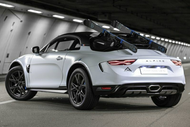 Alpine A110 SportsX arka üç çeyrek görünümü ve kayak taşıyıcısı