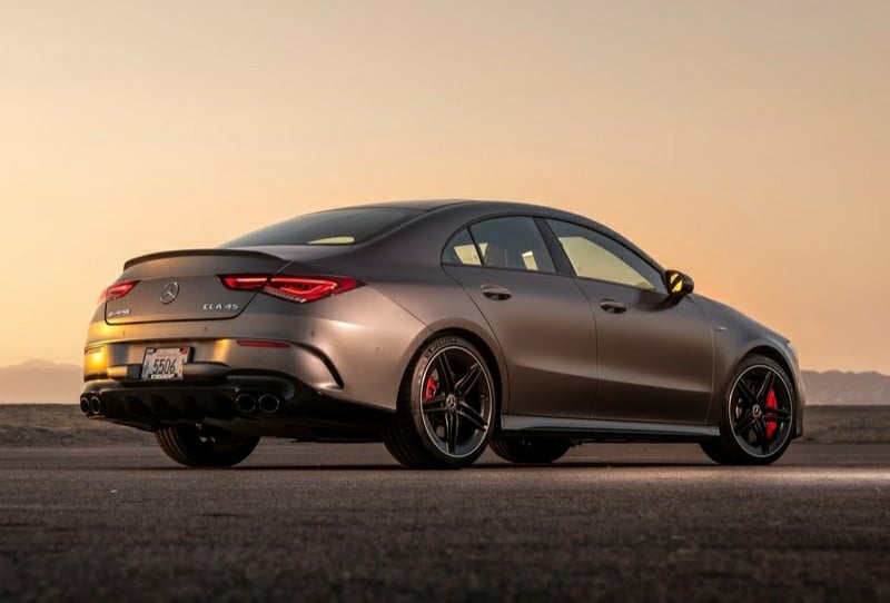AMG CLA 45 arkadan üç çeyrek görünüm ve CLA 45 rozeti