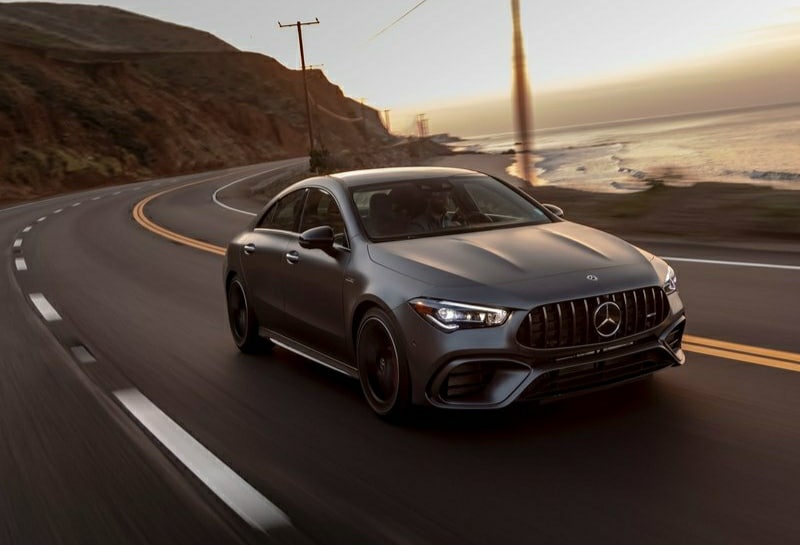 AMG CLA 45 hareket halinde önden üç çeyrek görünüm