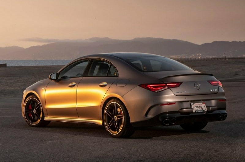 AMG CLA 45 arkadan üç çeyrek görünüm