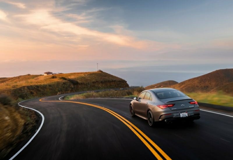 AMG CLA 45 virajlı yolda arkadan görünüm