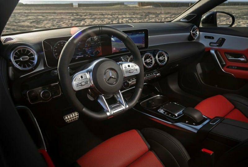 AMG CLA 45 kokpit ve MBUX ekranları