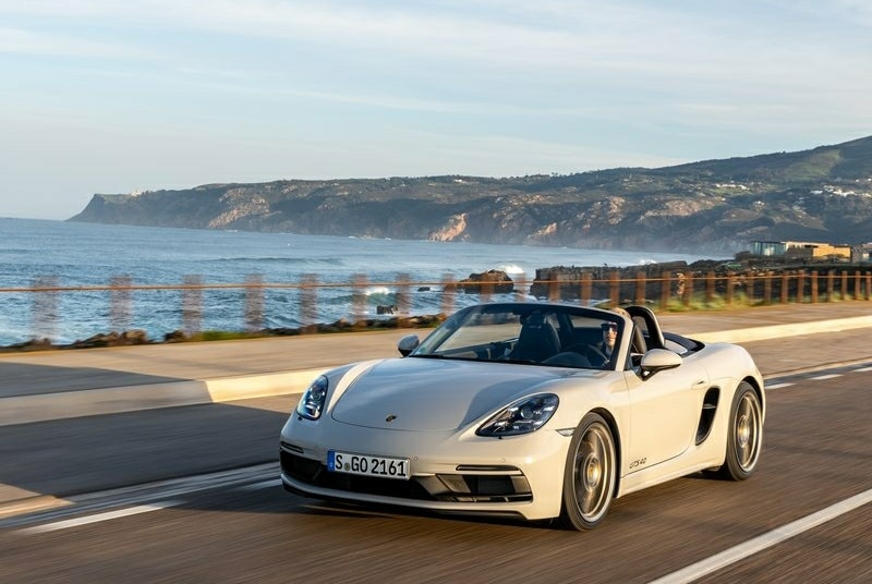 718 Boxster GTS 4.0 açık renk gövde sürüş görünümü