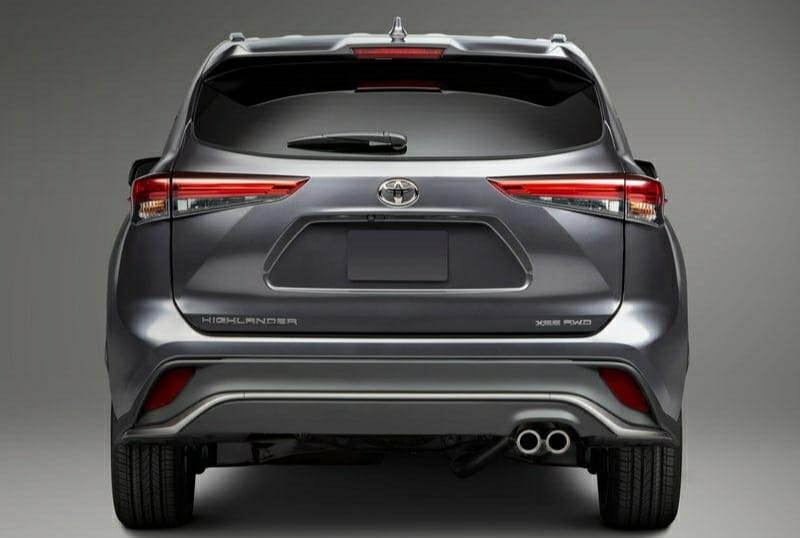 2021 Toyota Highlander XSE arka görünümü ve çift egzoz çıkışı