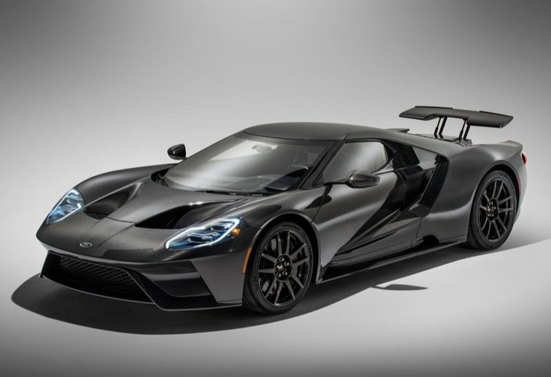 Ford GT ön üç çeyrek görünüm ve yükseltilmiş arka kanat