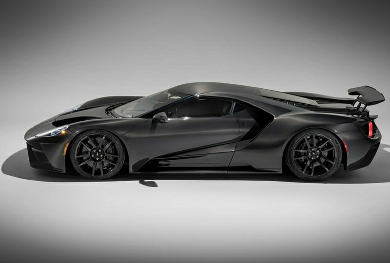 2020 Ford GT yandan görünüm ve yükseltilmiş arka kanat