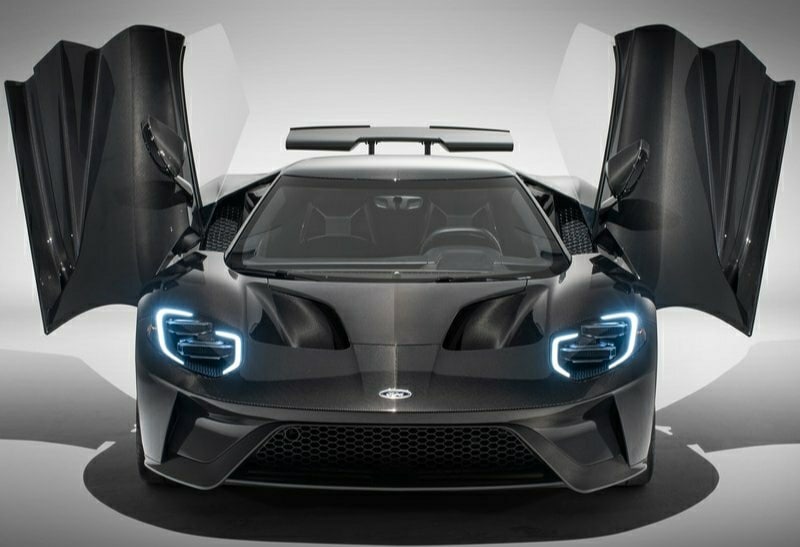 Ford GT ön görünüm açık kapılar ve aktif arka kanat