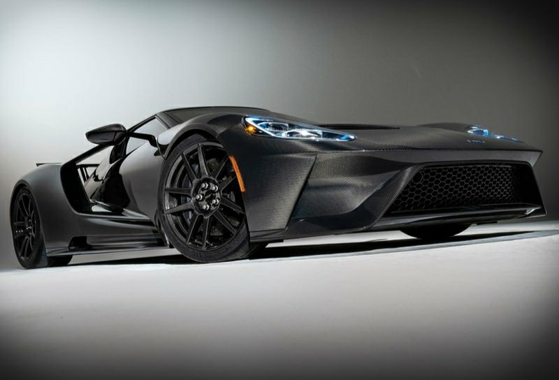Ford GT önden alçak açı ve karbon fiber gövde yüzeyi