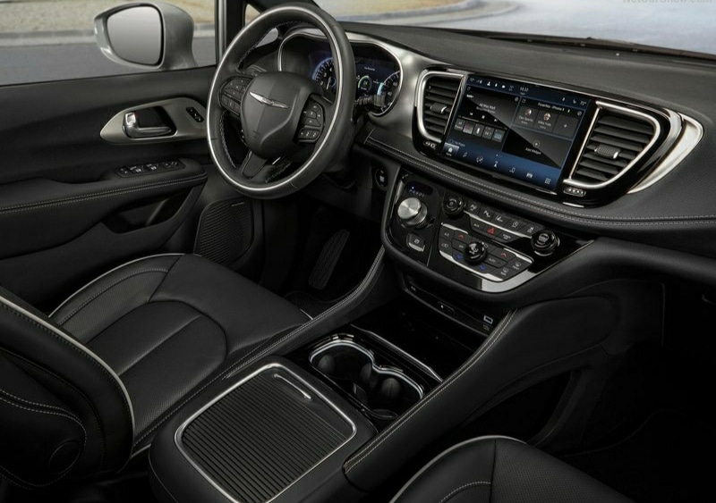 Chrysler Pacifica siyah iç mekan ve Uconnect ekranı