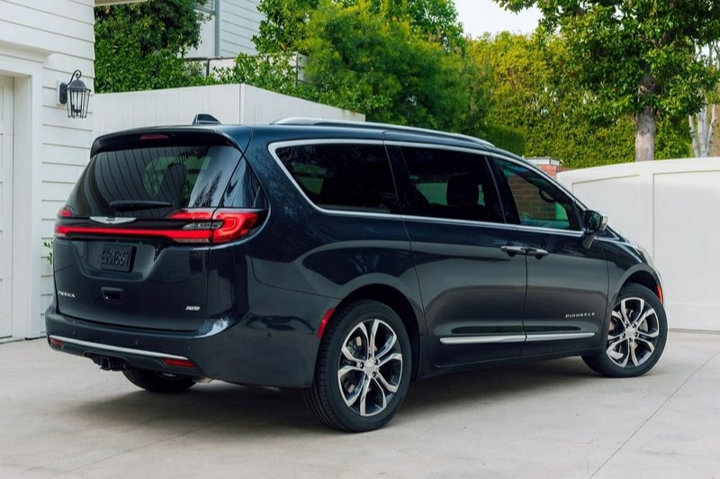 Chrysler Pacifica Pinnacle arka üç çeyrek görünüm