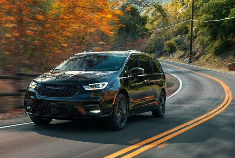 Chrysler Pacifica yolda ön görünüm