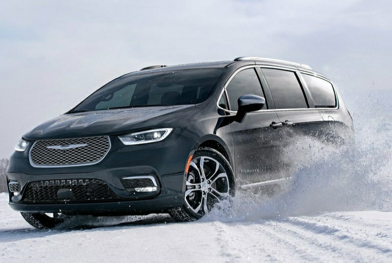 Chrysler Pacifica AWD karlı zeminde