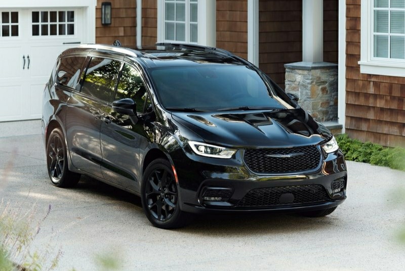 2021 Chrysler Pacifica ön üç çeyrek görünümü