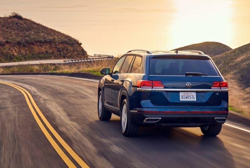Volkswagen Atlas yolda arka görünüm