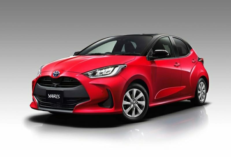 Toyota Yaris Hybrid kırmızı gövdeyle ön üç çeyrek görünüm
