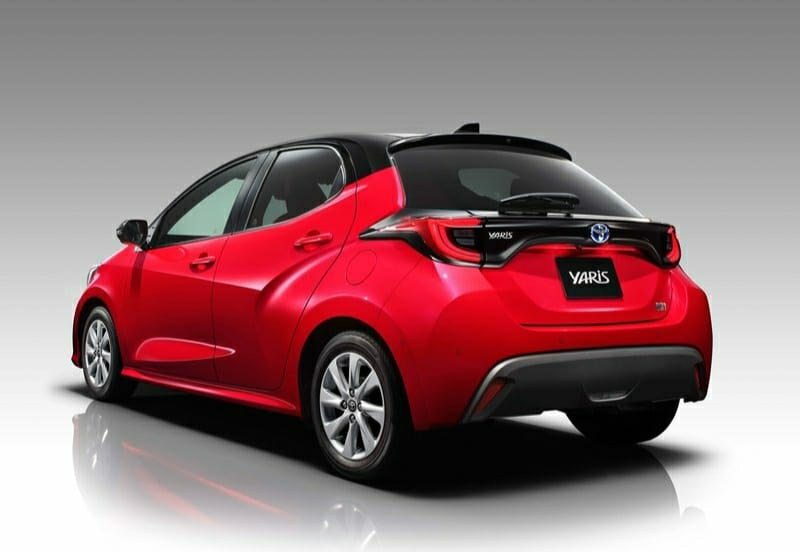 Yaris Hybrid kırmızı gövdeyle arka üç çeyrek görünüm