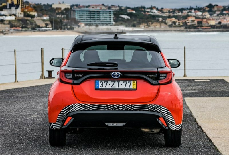 Yaris Hybrid arkadan görünüm
