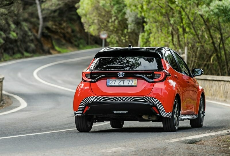 Yaris Hybrid yolda arka üç çeyrek görünüm