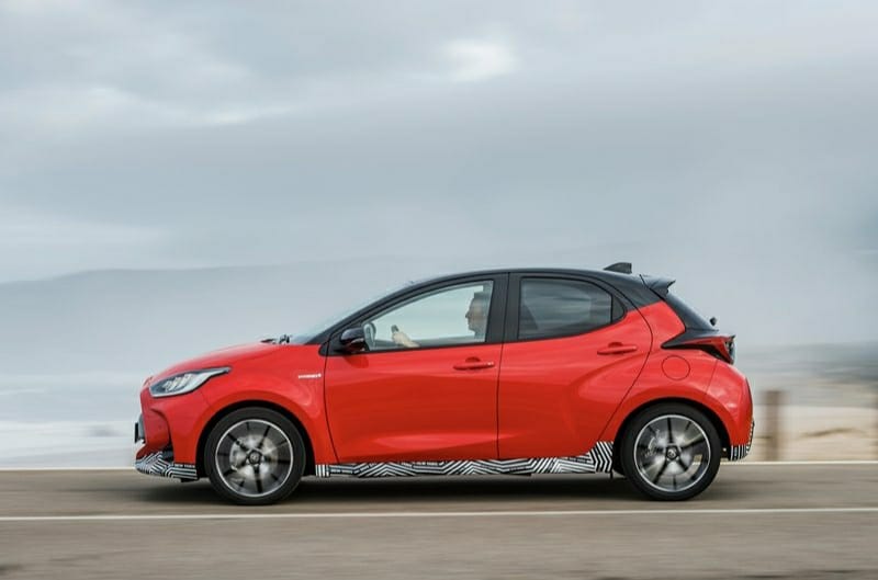 Yaris Hybrid hareket halinde yan profil