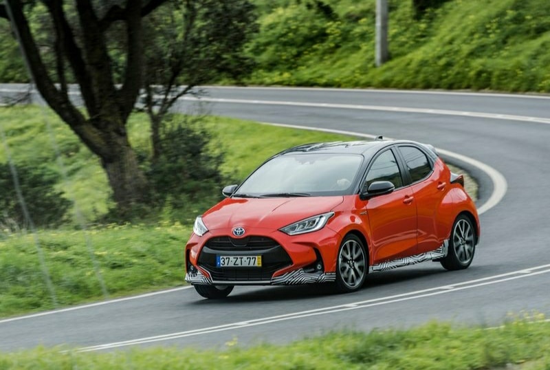 Yaris Hybrid virajda ön üç çeyrek görünüm